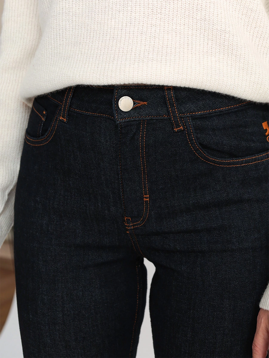 Укороченные расклешенные джинсы
